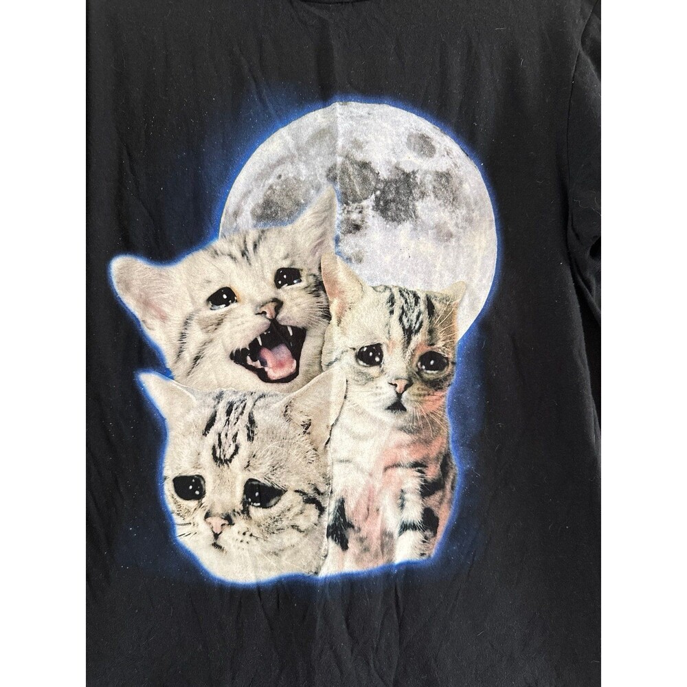 Cat meowing at the moon T-shirt graphic t size medium